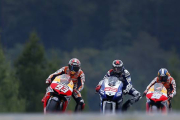 De izquierda a derecha, Marc Márquez, Jorge Lorenzo y Dani Pedrosa, en el circuito de Brno en el 2013.-Foto: AP / PETR DAVID JOSEK