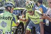 Alberto Contador recibe la felicitación de su compañero de filas en el Tinkoff Aleksei Tcatevich tras nada más enterarse que se había hecho con el triunfo en la Vuelta a Burgos 2016-Santi Otero