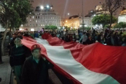 Diversos colectivos ciudadanos y partidos de izquierda salieron con banderas peruanas a las calles del centro histórico de Lima para manifestar su rechazo a la medida.-@KOI_FERNANDEZ