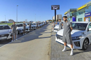 Los jugadores del Burgos posan con los 25 Hyundais cedidos por GJ Automotive.-ISRAEL L. MURILLO
