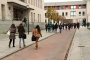 Estudiantes frente a la Biblioteca Universitaria en el campus de la UBU.-JAIME CARAZO
