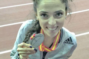 Celia Antón posa con la medalla de plata que consiguió en el Nacional absoluto del año pasado.-