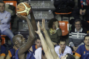 Diouf lanza a canasta en el último duelo en El Plantío.-Santi Otero