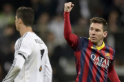 Leo Messi y Cristiano Ronaldo, durante un clásico en el Santiago Bernabéu.-Foto: AFP/ DANI POZO