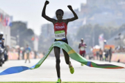 Jemina Jelagat Sumsong celebra su victoria.-AFP / FABRICE COFFRINI