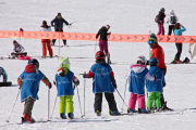 Un grupo de niños esquía en la Estación Invernal de San Isidro (León)-ICAL