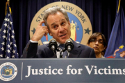 El fiscal general de Nueva York, Eric Schneiderman, durante la rueda de prensa en la que informó sobre la demanda federal contra Harvey Weinstein, el pasado febrero.-BRENDAN MCDERMID (REUTERS)