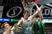 Javi Vega y Salvó, en un lance del partido contra la Penya.-ACB PHOTO