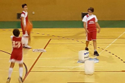 Niños jugando en la pista deportiva de Río Vena con los cubos de agua en medio.-ECB