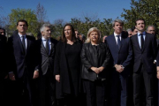 Albert Rivera, Fernando Grande Marlaska  y Pablo Casado, junto a las víctimas del 11-M en un acto de conmemoración en el Retiro.-JOSE LUIS ROCA