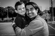 El pequeño de seis años con el futbolista Rubén de la Red.-ECB