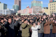 Ciudadanos norcoreanos celebran en Pionyang el lanzamiento de un misil, el 29 de noviembre.-AFP