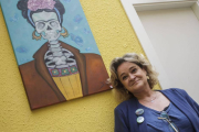 Pilar de Sebastián, ‘Piti’, junto a una de las pinturas que visten las paredes de El Recreo, situado en el número 45 de la calle Vitoria.-Santi Otero