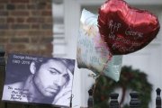 Recuerdos en la puerta de la casa de George Michael.-Tim Ireland