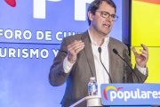 Alfonso Fernández Mañueco durante su intervención en el foro celebrado ayer en Burgos.-ICAL