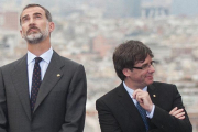 El rey Felipe VI junto a Carles Puigdemont en una imagen de archivo de julio del 2017.-JORDI COTRINA