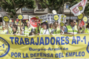 Trabajadores protestan frente a la Subdelegación del Gobierno.-SANTI OTERO