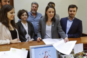 Irene Montero y Alberto Garzón registran la moción de censura de Unidos Podemos en el Congreso.-EFE / EMILIO NARANJO