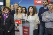 Esther Peña rodeada de afiliados y cargos orgánicos del PSOE en el acto de presentación de su candidatura a la secretaría provincial.-RAÚL OCHOA