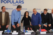 Los miembros de la ponencia territorial del PP con la vicepresidenta Soraya Sáenz de Santamaría, en un acto en Barcelona, el 12 de diciembre.-ELISENDA PONS