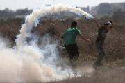 Palestinos se enfrentan a la Policía por las medidas de seguridad aplicadas en la mezquina Al Aqsa.-MOHAMMED SABER (EFE)