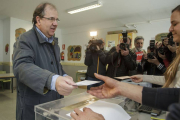 Juan Vicente Herrera deposita su voto-SANTI OTERO