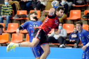 Huix rompe la defensa rival. TOMÁS ALONSO