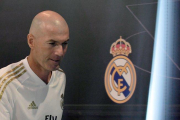 Zinedine Zidane, técnico del Madrid, tras la comparecencia de prensa previa al inicio de liga.-AFP