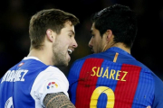 Iñigo Martínez, de la Real Sociedad, y Luis Suárez.-EFE / JUAN HERRERO