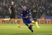 Jamie Vardy celebra su tercer gol ante el Manchester City.-REUTERS / DARREN STAPLES