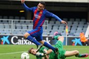 Jugada durante la goleada del Barça B al Eldense.-IGNASI PAREDES