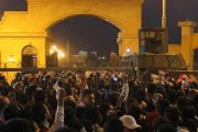 Decenas de aficionados tratan de acceder al estadio de la Defensa Aérea, antes del partido entre el Zamalek y el ENPPI en El Cairo.-Foto:   AP / AHMED ABD EL-GWAD