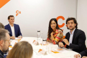 El líder de Ciudanos, Albert Rivera, la candidata a la alcaldía de Madrid, Begoña Villacís, y el secretario de Programas y Áreas Sectoriales, Toni Roldán.-BALLESTEROS (EFE)