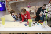 Darío y Amelia participaron en el Día de Darwin con sus propios dibujos al mismo tiempo que la artista.-Raúl Ochoa