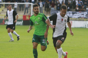 Álex Verdes conduce un balón en el choque del Burgos CF contra el Celta B-Raúl G. Ochoa