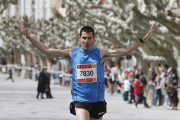 Javi Ruedas celebra su triunfo en la recta de meta instalada en El Espolón.-RAÚL G. OCHOA