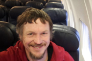 Skirmantas Strimaitis se hace un selfie en el avión en el que viajó solo.-AP