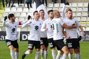 Los jugadores blanquinegros festajan la consecución del tanto de Goti que les dio la victoria-Israel L. Murillo