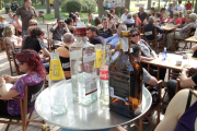 Decenas de personas disfrutan de una terraza. ISRAEL L. MURILLO