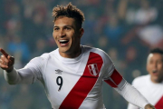 Paolo Guerrero celebra un gol para Perú ante Paraguay.-REUTERS / ANDRES STAPFF