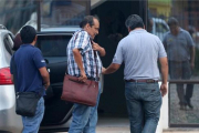 Agentes de la Fiscalía de Bolivia acompañan detenido al director general de la compañía aérea Lamia, Gustavo Vargas Gamboa.-EFE