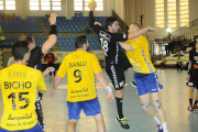 Acción del partido liguero que disputaron Go Fit y Villa de Aranda.-
