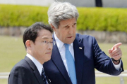 El secretario de Estado de EEUU, John Kerry (derecha), junto a su homólogo japonés, Fumio Kishida, en el homenaje a las víctimas de Hiroshima, este lunes.-KYODO