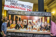 Un grupo de trabajadores de la Diputación se manifestó durante el pleno para criticar la gestión del equipo de Gobierno en materia laboral.-SANTI OTERO