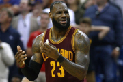 LeBron hizo un partidazo pero la mala primera parte de los Cavs les condenaron.-AP / JONATHAN BACHMAN