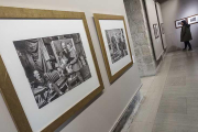 Vista de la sala en la que se observa en primer plano una fotografía de Luis R. Marín que muestra a Sorolla pintando a Jacinto Benavente.-Santi Otero
