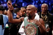 Mayweather celebra su victoria sobre McGregor, el año pasado-REUTERS