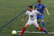 Ramiro trata de controlar un balón ante la presión de un jugador del Real Ávila-Santi Otero