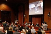 Puigdemont se dirige por videoconferencia a los asistentes a la reunión del grupo parlamentario de JxCat, este martes.-RAFA GARRIDO (ACN)