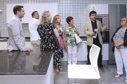 El alcalde de Burgos y varios concejales de la Corporación municipal visitan el taller de cocina incorporado en la segunda fase de rehabilitación.-RAÚL G. OCHOA